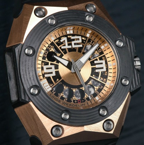 Side of Linde Werdelin Oktopus Moon Gold 3DTP Carbon watch 02