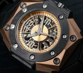 Side of Linde Werdelin Oktopus Moon Gold 3DTP Carbon watch 03